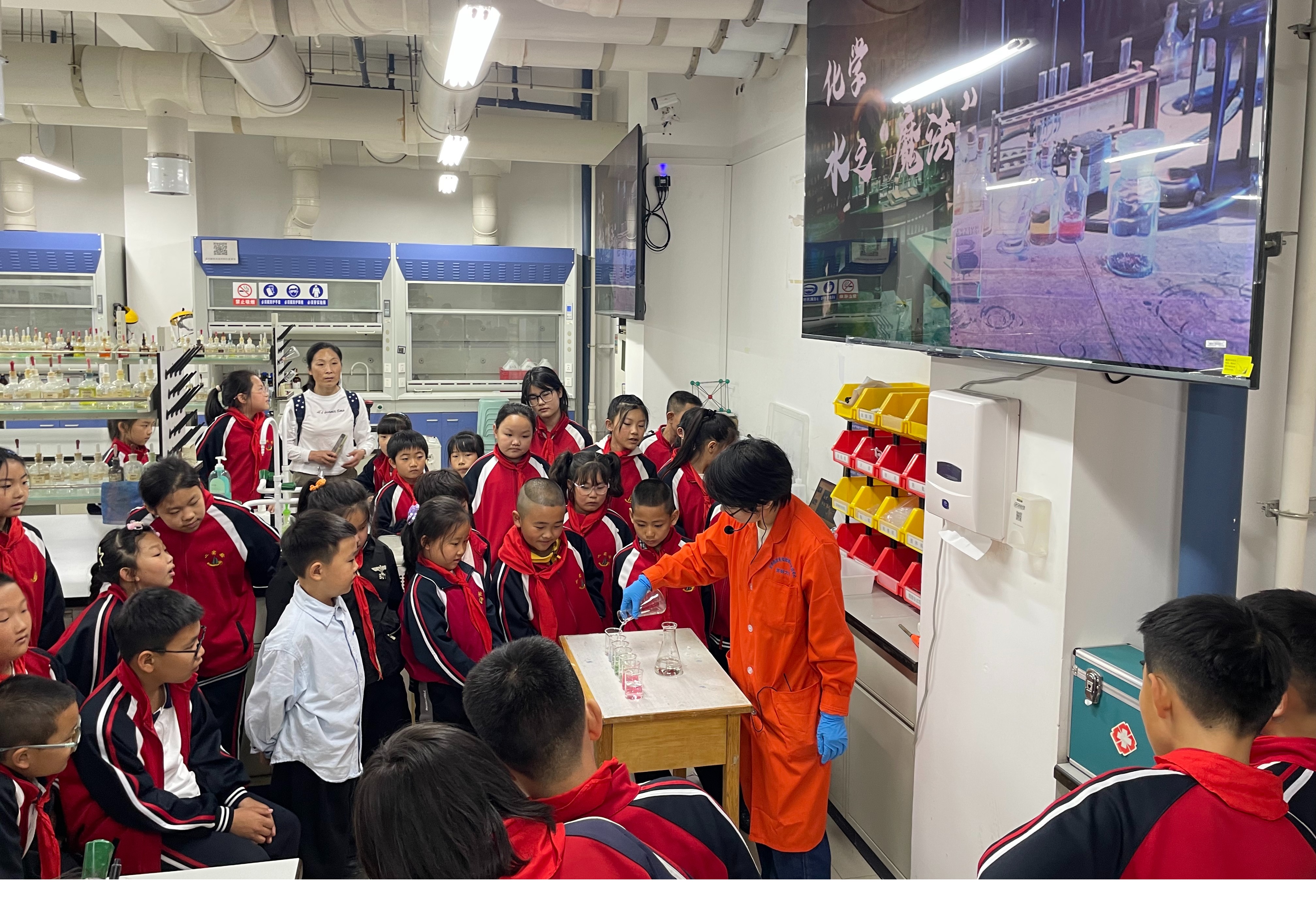 海角社区
开展科普研学活动，激发少年科学梦想